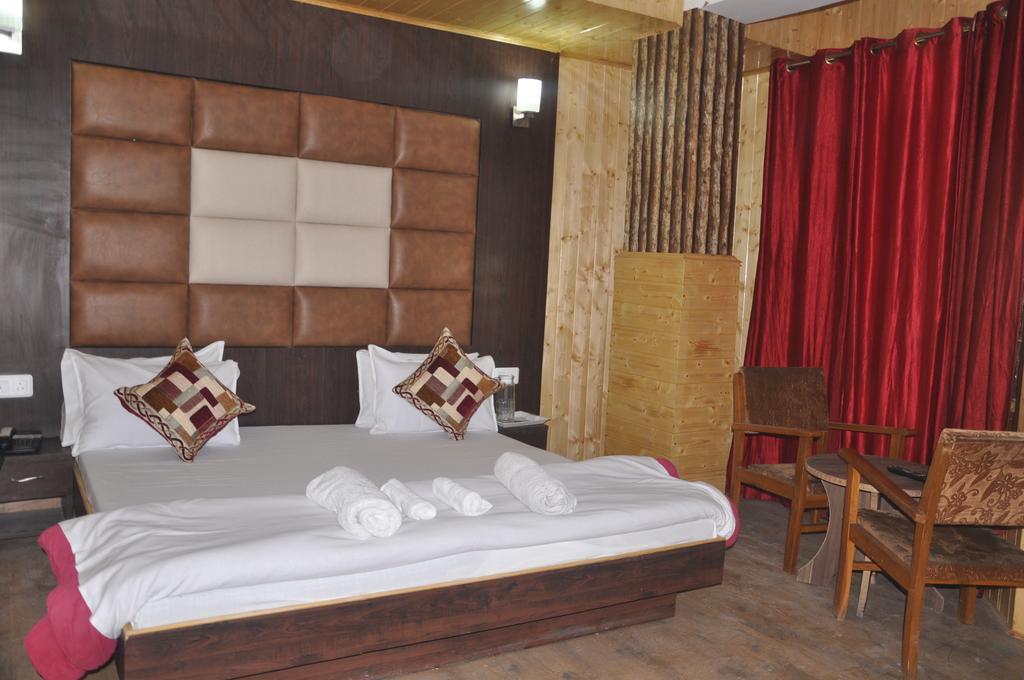 Hotel Azad Durgjan Стая снимка