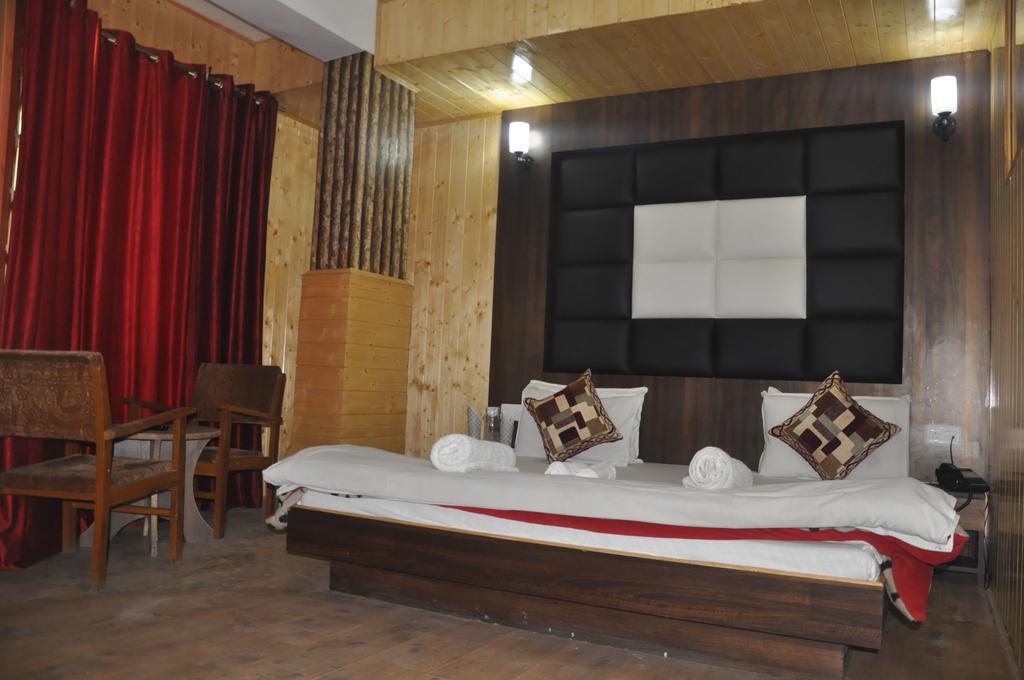 Hotel Azad Durgjan Стая снимка
