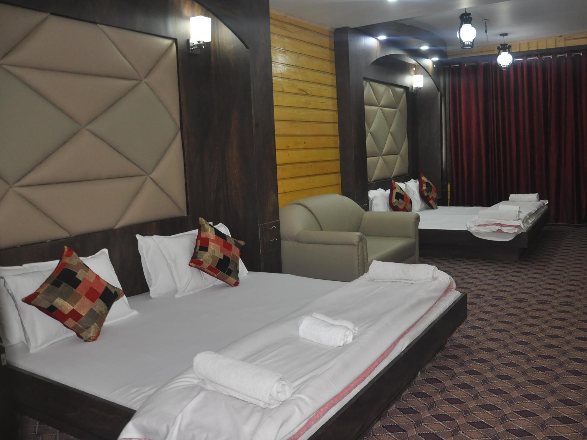 Hotel Azad Durgjan Екстериор снимка