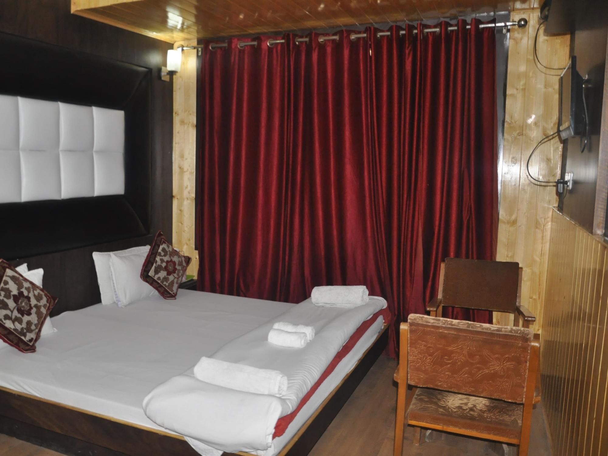Hotel Azad Durgjan Екстериор снимка