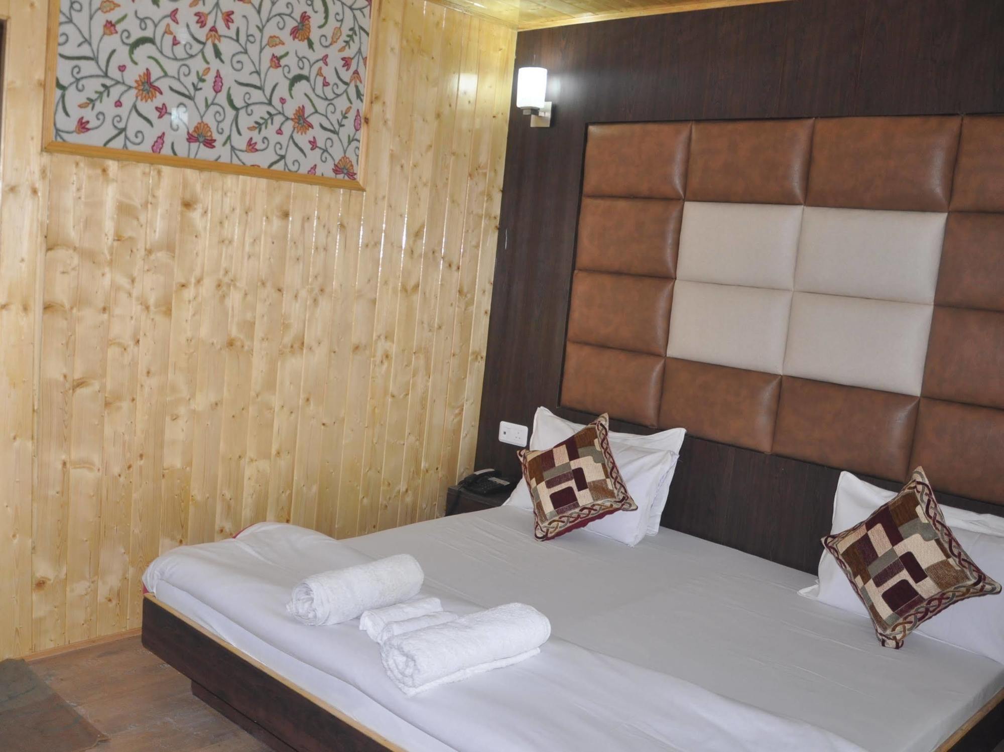 Hotel Azad Durgjan Екстериор снимка