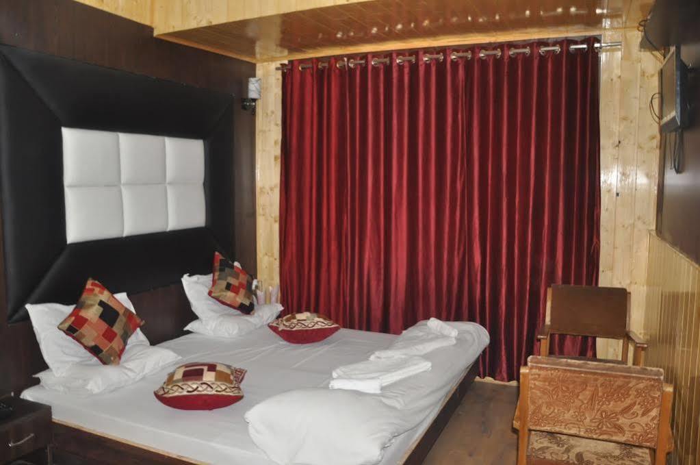 Hotel Azad Durgjan Екстериор снимка